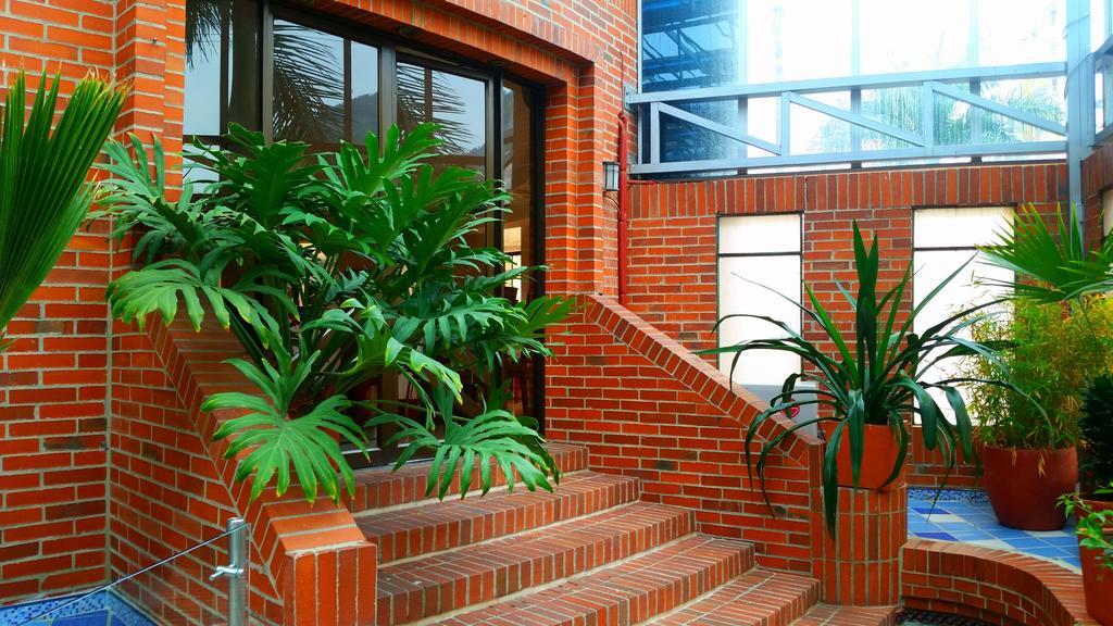 Casa Morales Hotel Internacional Y Centro De Convenciones Ibagué Exterior foto Interior of the library