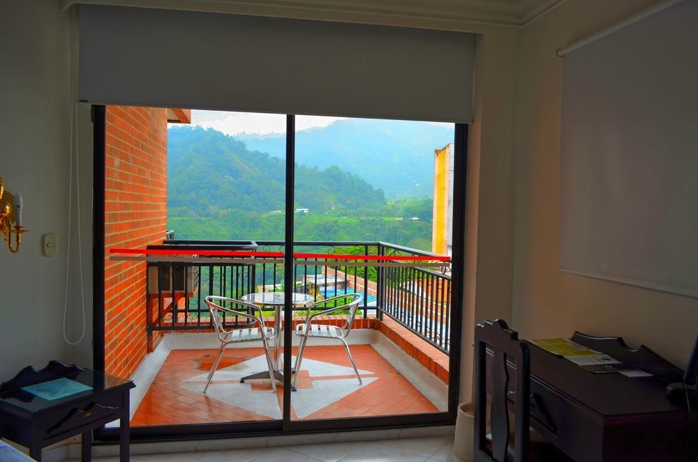 Casa Morales Hotel Internacional Y Centro De Convenciones Ibagué Exterior foto A view of the mountains from a hotel in Baños