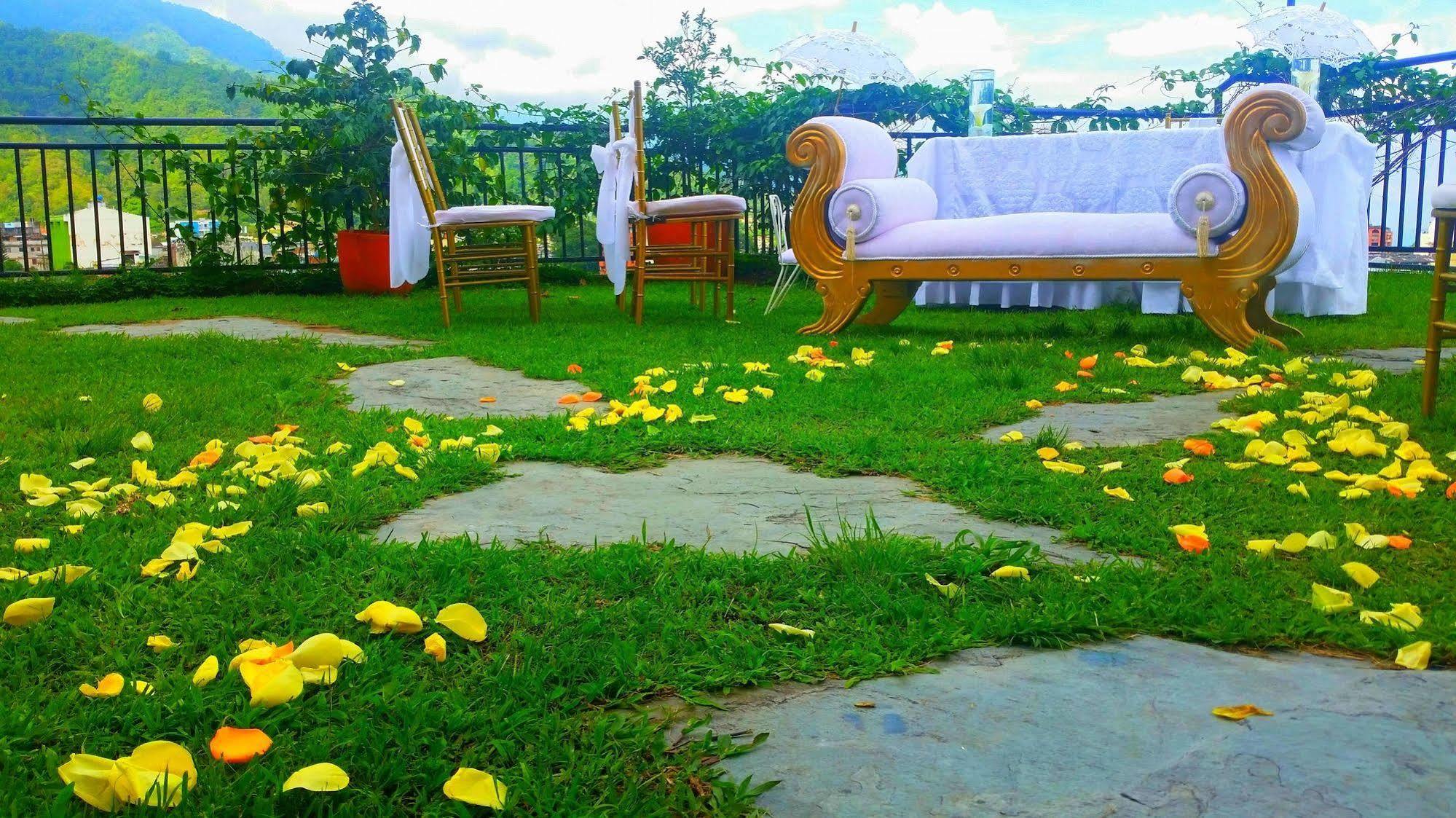 Casa Morales Hotel Internacional Y Centro De Convenciones Ibagué Exterior foto The lawn at the hotel
