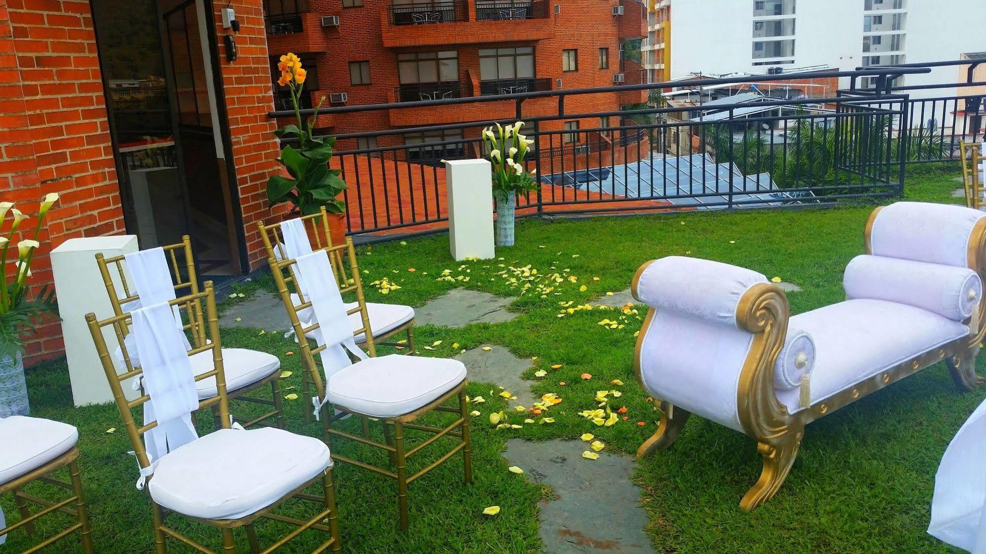 Casa Morales Hotel Internacional Y Centro De Convenciones Ibagué Exterior foto A wedding ceremony at the rooftop of the hotel